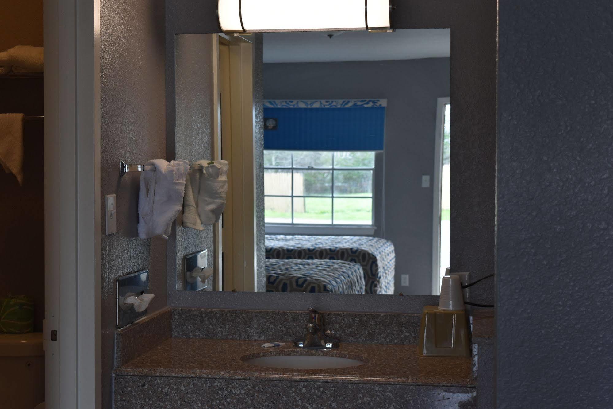 Woodfield Inn And Suites Yoakum Buitenkant foto