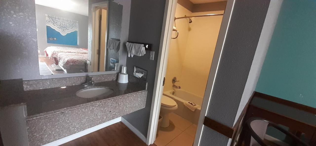 Woodfield Inn And Suites Yoakum Buitenkant foto